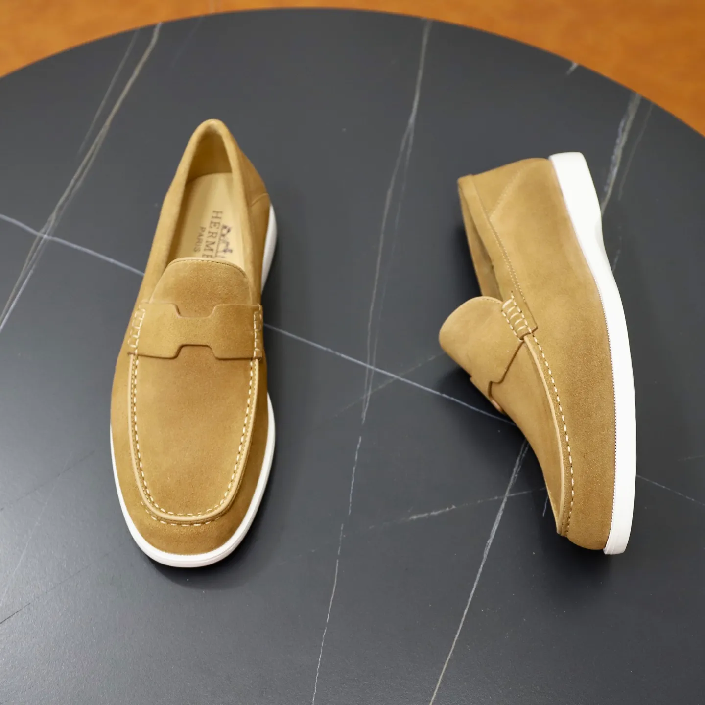 Ex-factory price: 540💰Hermès/Hermès slip-on men's shoes. This shoe is made of imported cow suede leather, with simple and smooth lines, and a 3CM rubber foam ultra-light sole combined with aerodynamic design! Youthful and fashionable, H button decoration, contrasting leather embellishment on the heel, calf lining to gently wrap your feet, with embossed logo cowhide feet, leather rock strips, casual and urban style, highlighting youthful vitality, sports and leisure version, super versatile Size number: 38-39-40-41-42-43-44 Standard leather shoe size (45 can be customized but does not support returns)